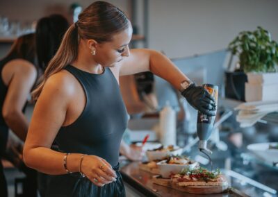 Vue de la salle chaleureuse de la sandwicherie fine à Ans