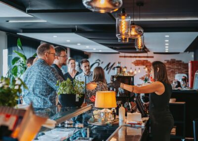 Vue de la salle chaleureuse de la sandwicherie fine à Ans
