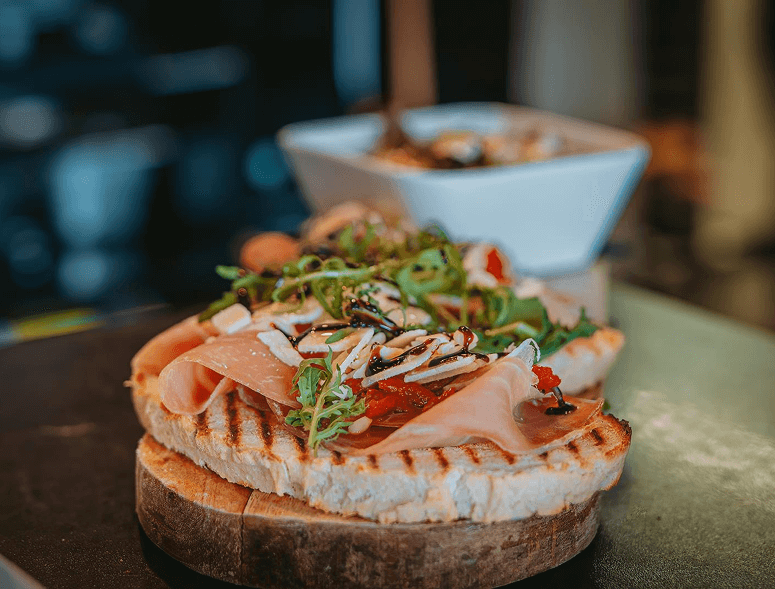 Salades fraîchement préparées chez Ô'Mezzo